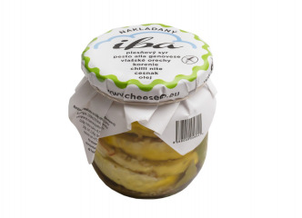 Nakladaný syr s bielou plesňou so zeleným pestom a vlašskými orechami 350g